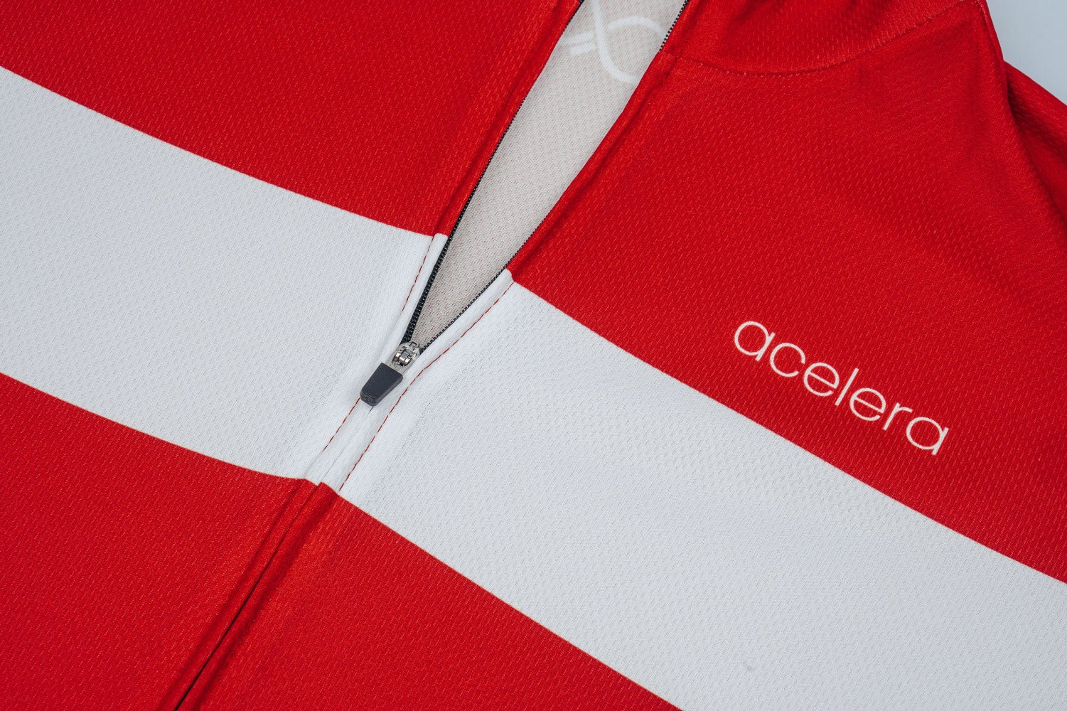 Rits en voorkant wielershirt rood